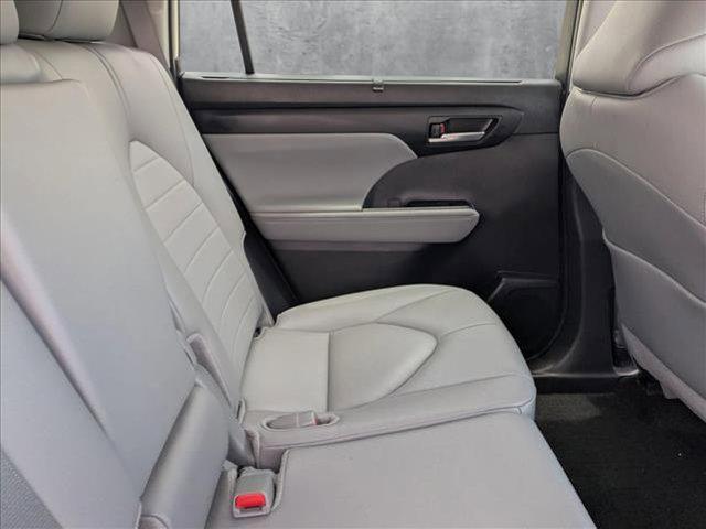 Photo of 2024 Celestial Silver Metallic Toyota Highlander