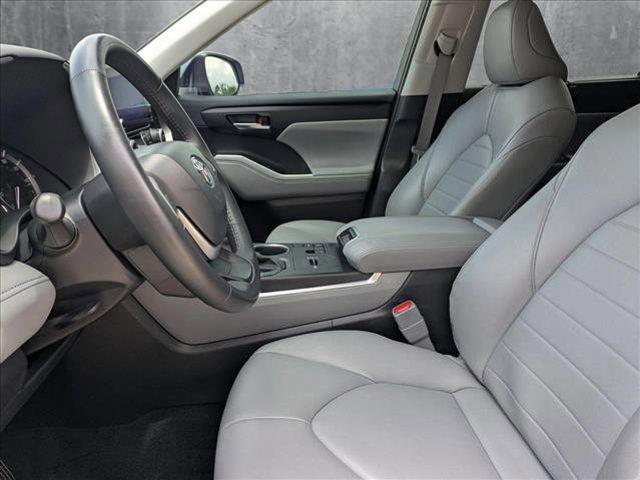 Photo of 2024 Celestial Silver Metallic Toyota Highlander