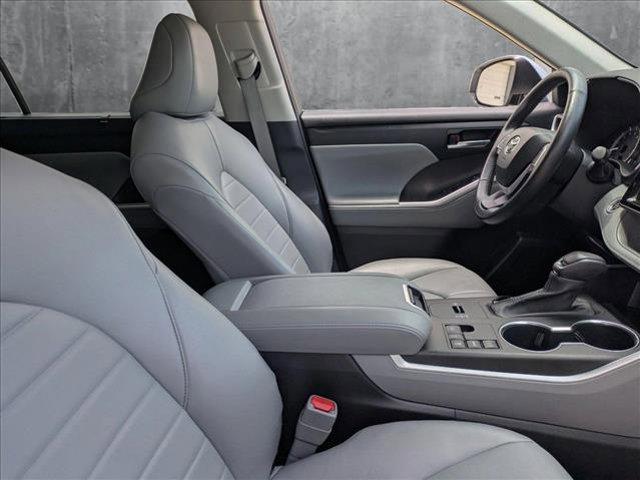 Photo of 2024 Celestial Silver Metallic Toyota Highlander