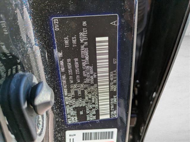 Photo of 2023 Midnight Black Metallic Toyota Highlander