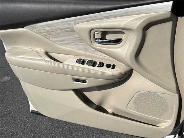Photo of 2017 White Nissan Murano