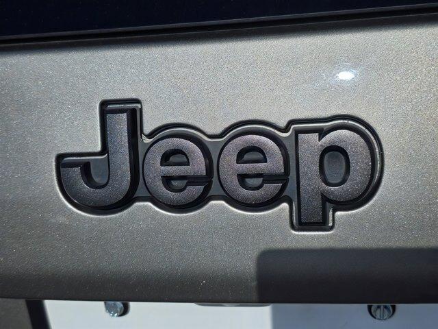 Photo of 2021 Light Brownstone Pearlcoat Jeep Cherokee