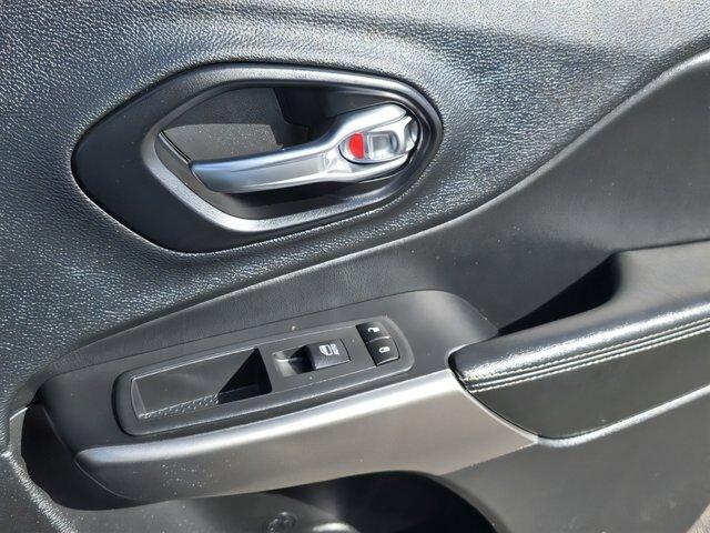 Photo of 2021 Light Brownstone Pearlcoat Jeep Cherokee