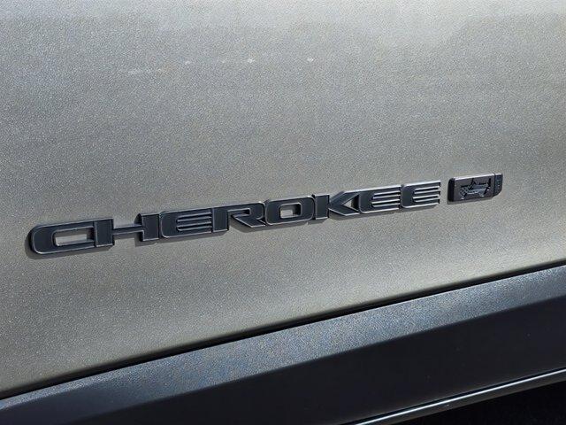 Photo of 2021 Light Brownstone Pearlcoat Jeep Cherokee