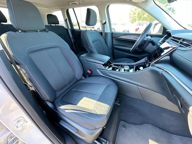 Photo of 2023 Silver Zynith Jeep Grand Cherokee
