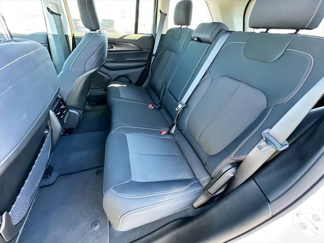 Photo of 2023 Silver Zynith Jeep Grand Cherokee
