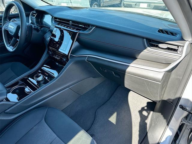 Photo of 2023 Silver Zynith Jeep Grand Cherokee