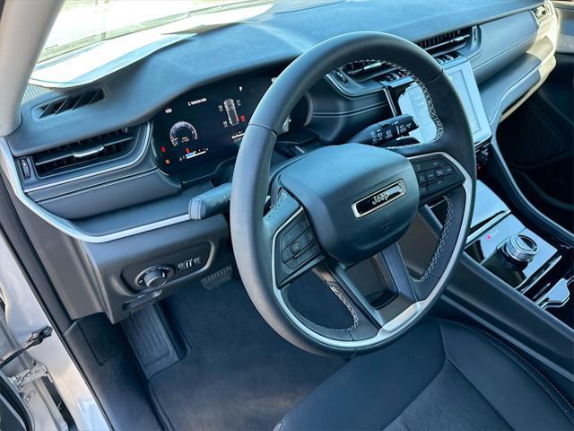 Photo of 2023 Silver Zynith Jeep Grand Cherokee