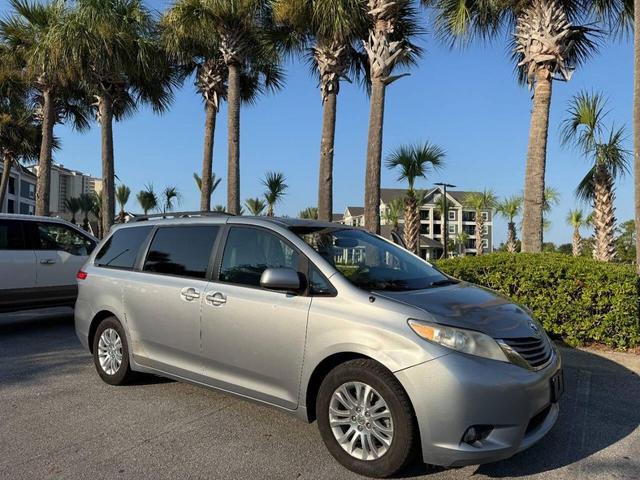 Photo of 2013 Silver Toyota Sienna