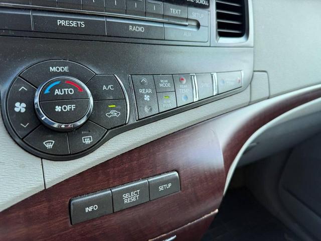 Photo of 2013 Silver Toyota Sienna