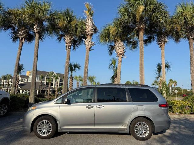 Photo of 2013 Silver Toyota Sienna