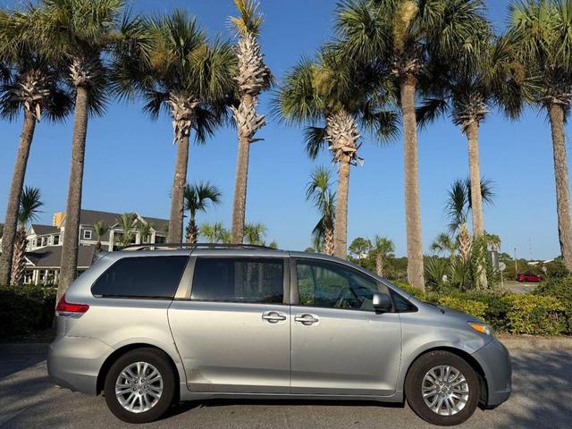 Photo of 2013 Silver Toyota Sienna