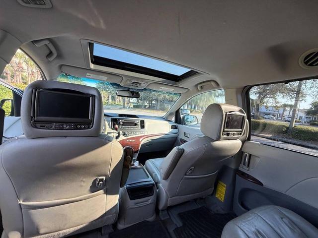 Photo of 2013 Silver Toyota Sienna
