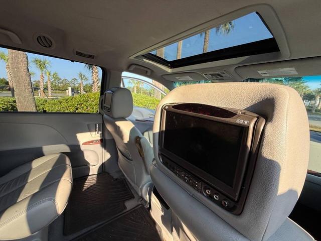 Photo of 2013 Silver Toyota Sienna