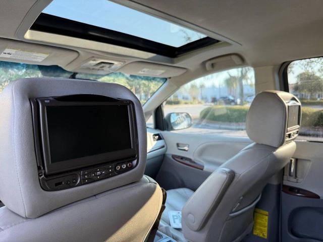 Photo of 2013 Silver Toyota Sienna