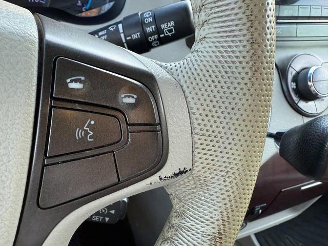 Photo of 2013 Silver Toyota Sienna