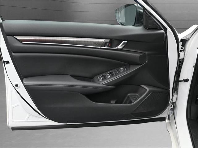 Photo of 2022 Platinum White Pearl Honda Accord