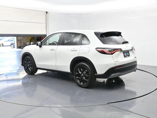 Photo of 2025 Platinum White Pearl Honda HR-V