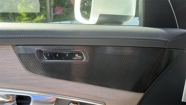 Photo of 2025 Crystal White Metallic Volvo XC90