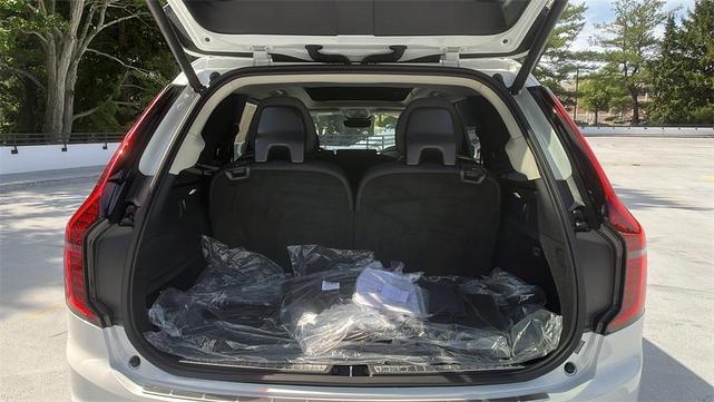 Photo of 2025 Crystal White Metallic Volvo XC90