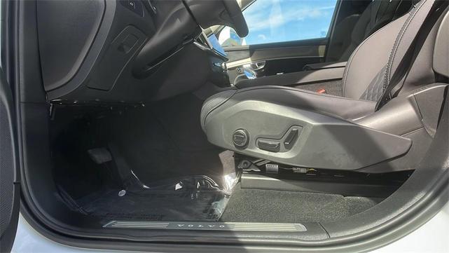 Photo of 2025 Crystal White Metallic Volvo XC90