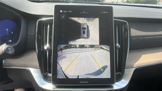 Photo of 2025 Crystal White Metallic Volvo XC90