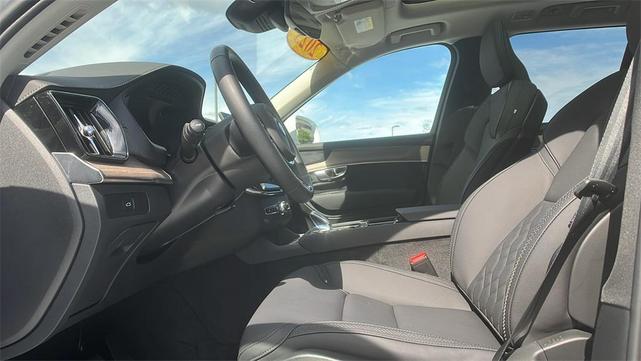Photo of 2025 Crystal White Metallic Volvo XC90