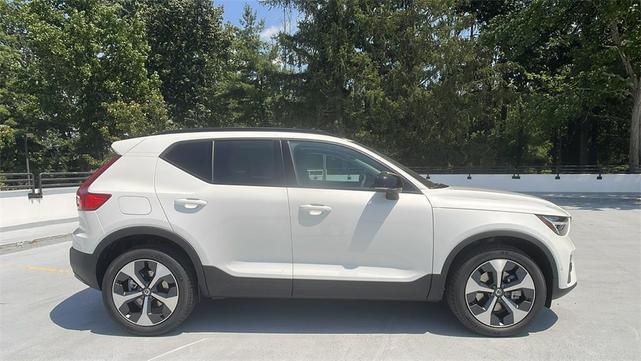 Photo of 2026 Crystal White Volvo XC40