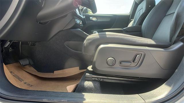 Photo of 2026 Crystal White Volvo XC40