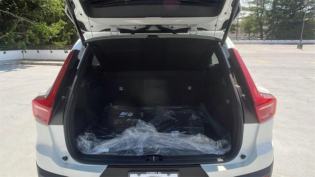 Photo of 2026 Crystal White Volvo XC40