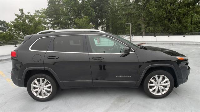 Photo of 2017 Diamond Black Crystal Pearlcoat Jeep Cherokee