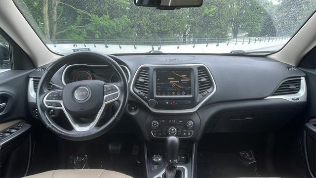 Photo of 2017 Diamond Black Crystal Pearlcoat Jeep Cherokee