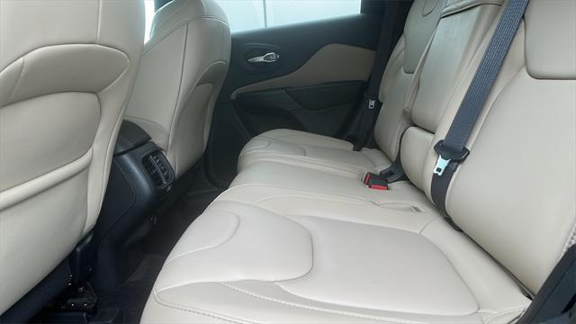 Photo of 2017 Diamond Black Crystal Pearlcoat Jeep Cherokee