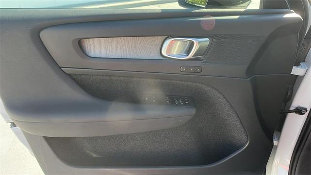Photo of 2025 Crystal White Volvo XC40