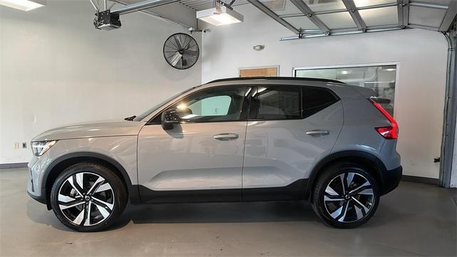 Photo of 2025 Grey Volvo XC40