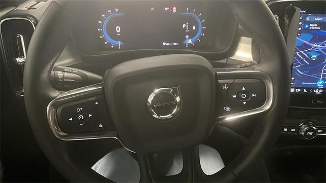 Photo of 2025 Crystal White Volvo XC40