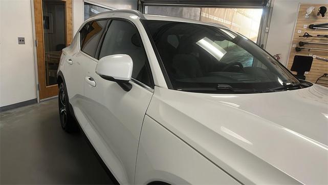 Photo of 2025 Crystal White Volvo XC40