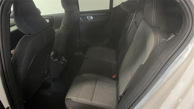 Photo of 2025 Crystal White Volvo XC40