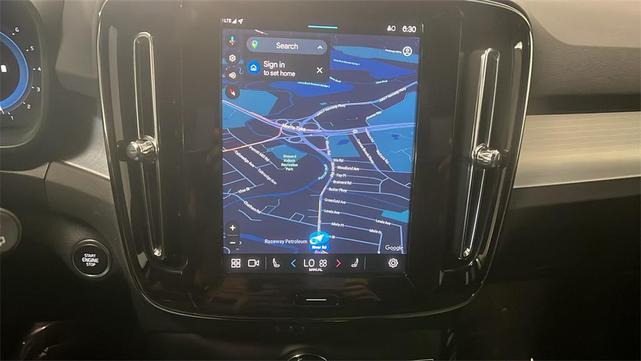 Photo of 2025 Crystal White Volvo XC40