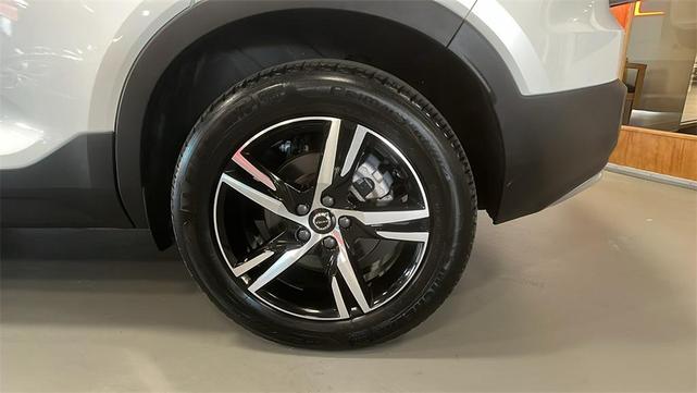 Photo of 2025 Crystal White Volvo XC40