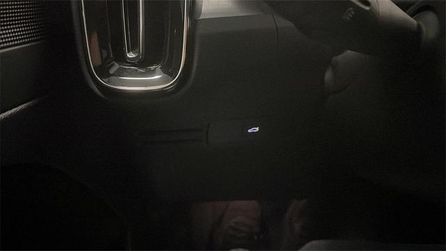 Photo of 2025 Crystal White Volvo XC40