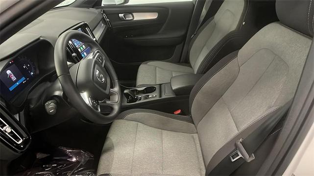 Photo of 2025 Crystal White Volvo XC40