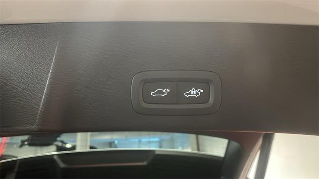 Photo of 2025 Crystal White Volvo XC40