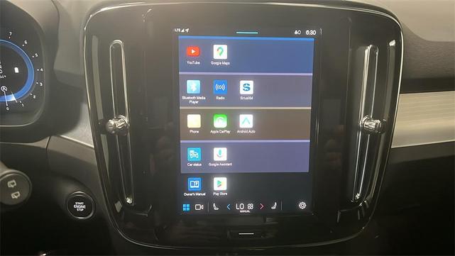 Photo of 2025 Crystal White Volvo XC40