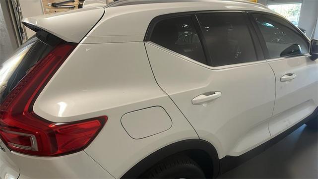 Photo of 2025 Crystal White Volvo XC40