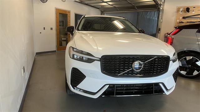 Photo of 2025 Crystal White Metallic Volvo XC60