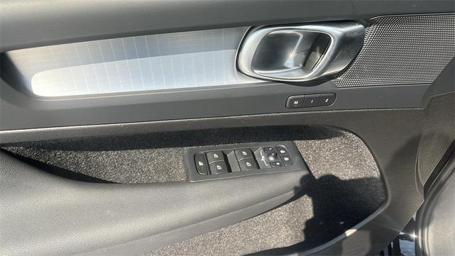 Photo of 2025 Onyx Black Volvo XC40
