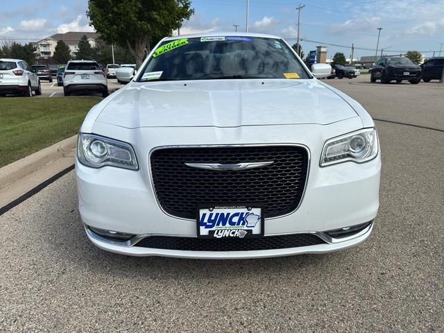 Photo of 2017 Bright White Clearcoat Chrysler 300