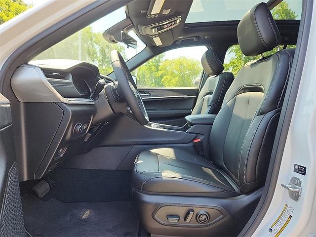 Photo of 2025 Bright White Clearcoat Jeep Grand Cherokee