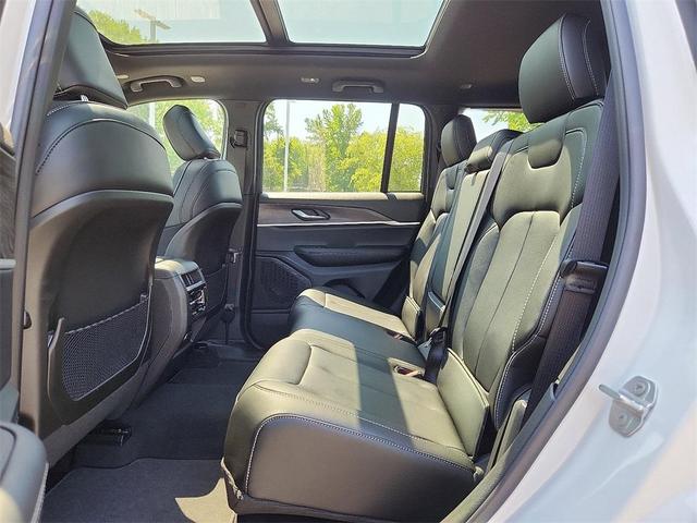 Photo of 2025 Bright White Clearcoat Jeep Grand Cherokee